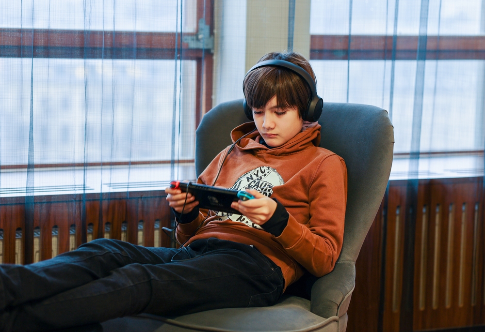 เด็กกำลังเพลิดเพลินกับนินเทนโด Switch 2