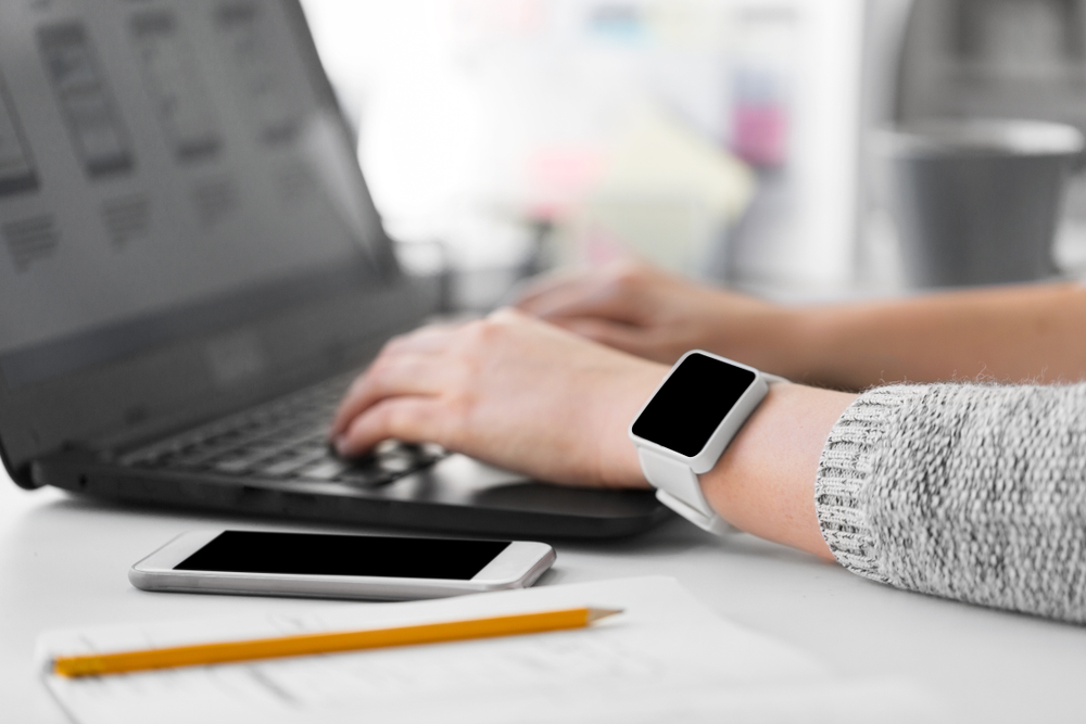 พนักงานออฟฟิศใช้นาฬิกาสมาร์ตวอตช์ เรียนรู้วิธีใช้นาฬิกา Smart Watch